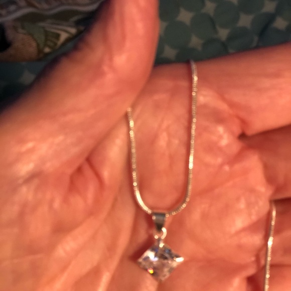 NWT Beautiful Diamond Shaped Diamond simulant. - Picture 5 of 15